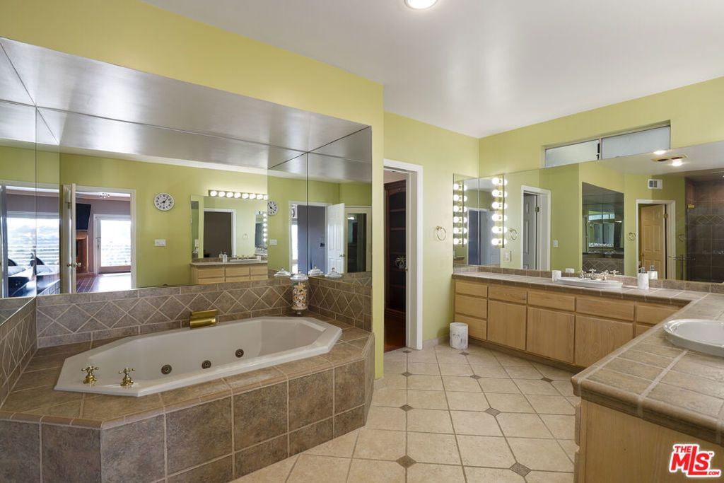 Image 32 of property listing at 5045 Calatrana Drive, Woodland Hills, CA 91364