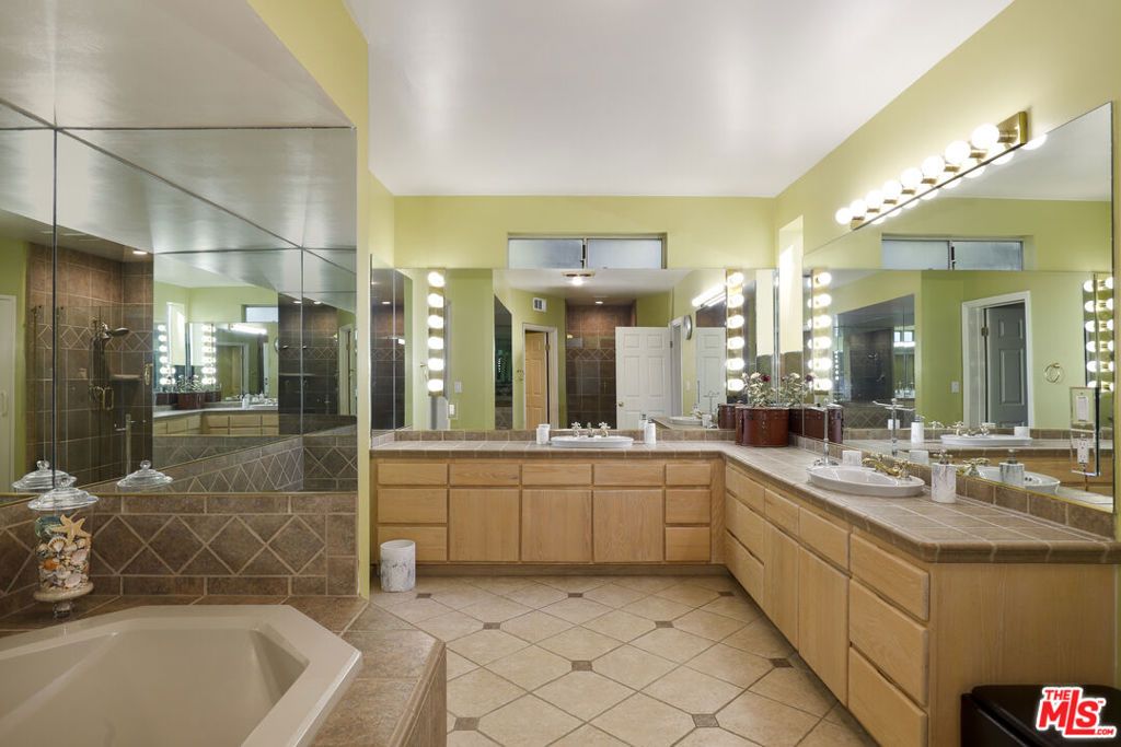 Image 33 of property listing at 5045 Calatrana Drive, Woodland Hills, CA 91364