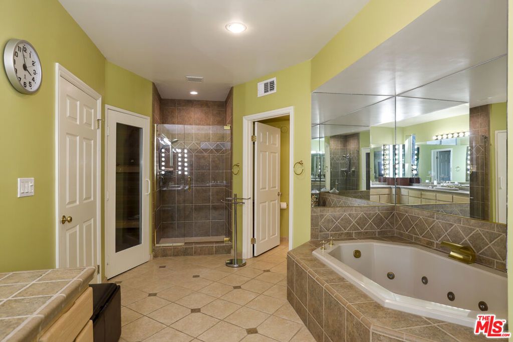 Image 34 of property listing at 5045 Calatrana Drive, Woodland Hills, CA 91364