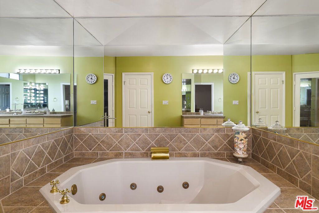 Image 35 of property listing at 5045 Calatrana Drive, Woodland Hills, CA 91364