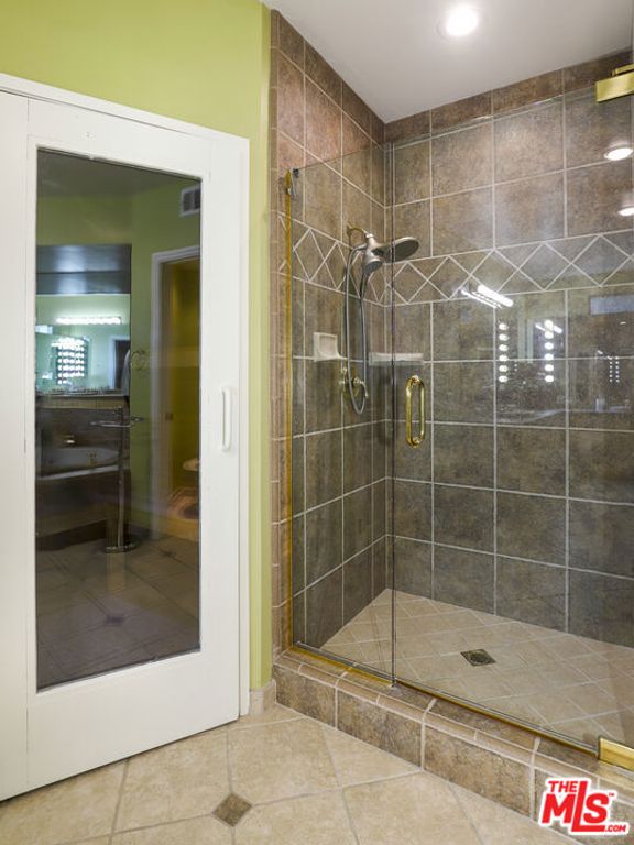 Image 36 of property listing at 5045 Calatrana Drive, Woodland Hills, CA 91364