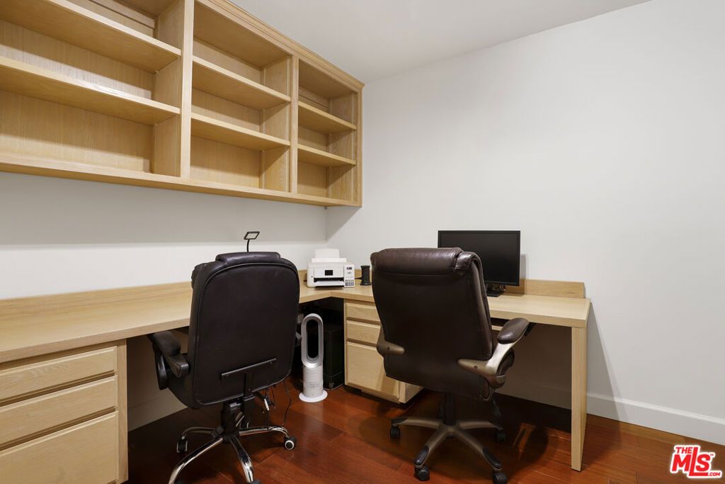 Image 38 of property listing at 5045 Calatrana Drive, Woodland Hills, CA 91364