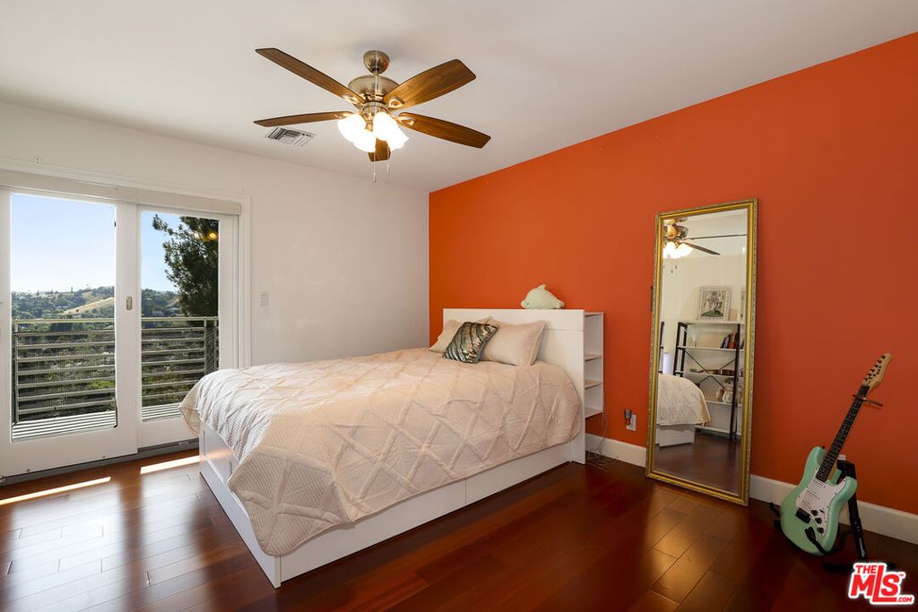 Image 39 of property listing at 5045 Calatrana Drive, Woodland Hills, CA 91364