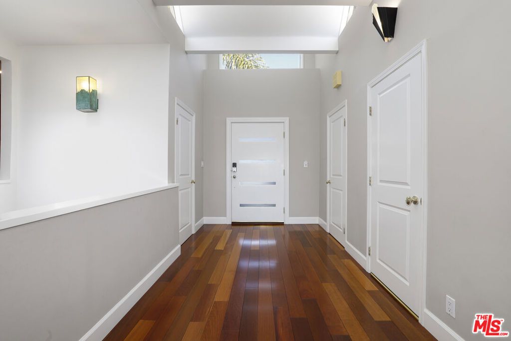 Image 4 of property listing at 5045 Calatrana Drive, Woodland Hills, CA 91364