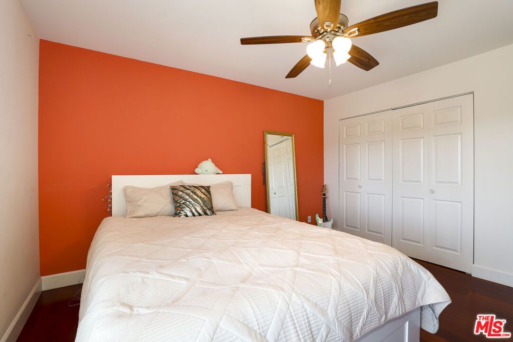 Image 40 of property listing at 5045 Calatrana Drive, Woodland Hills, CA 91364