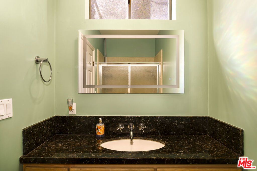 Image 41 of property listing at 5045 Calatrana Drive, Woodland Hills, CA 91364