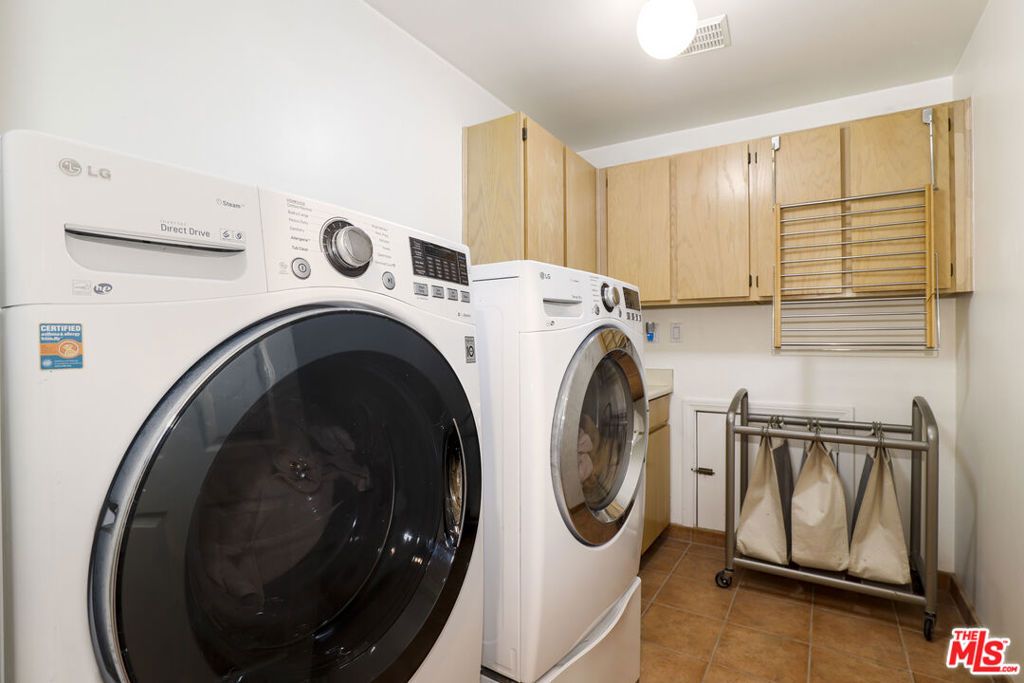 Image 42 of property listing at 5045 Calatrana Drive, Woodland Hills, CA 91364