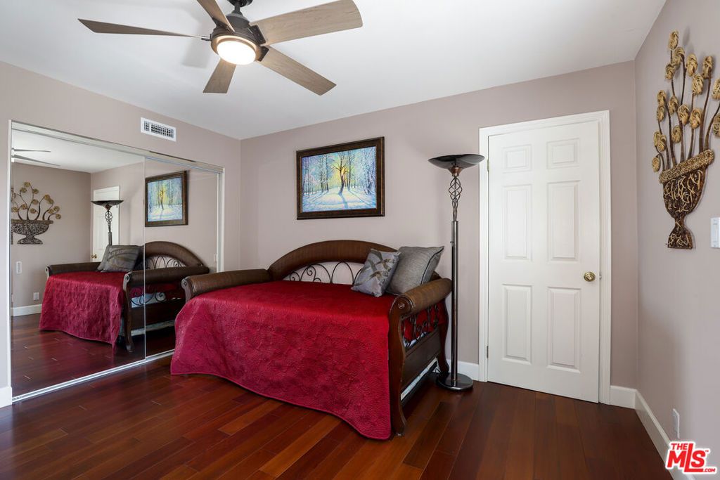 Image 43 of property listing at 5045 Calatrana Drive, Woodland Hills, CA 91364