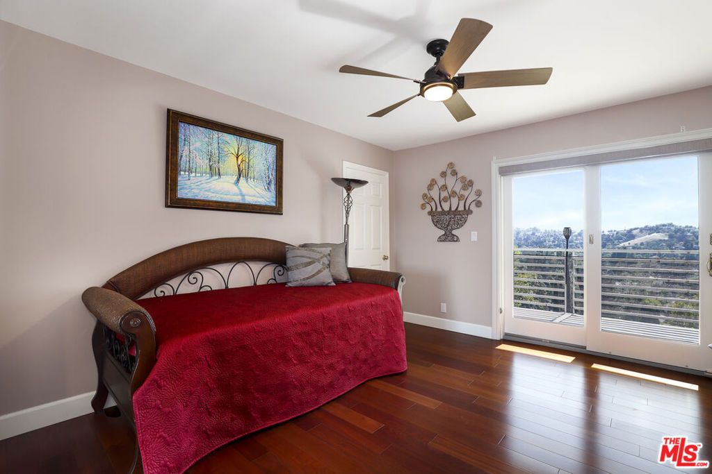 Image 44 of property listing at 5045 Calatrana Drive, Woodland Hills, CA 91364