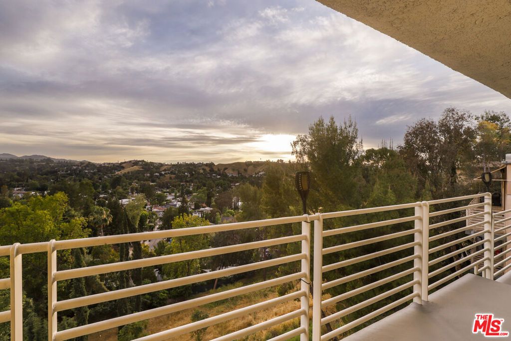 Image 45 of property listing at 5045 Calatrana Drive, Woodland Hills, CA 91364