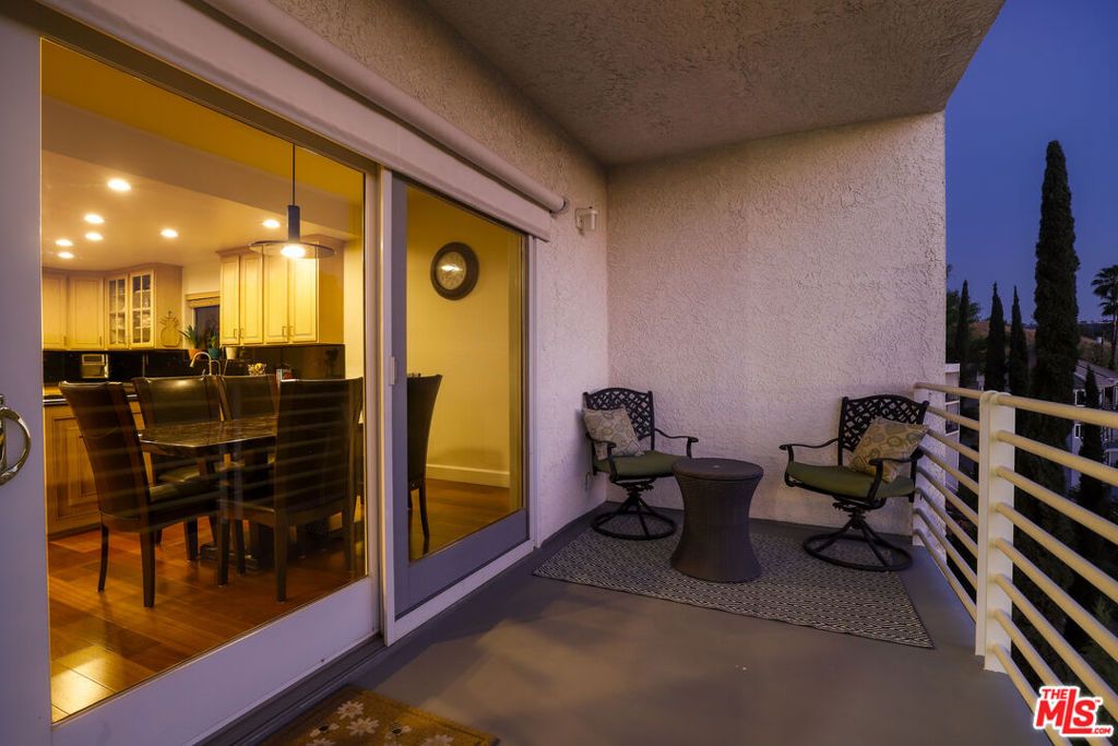 Image 46 of property listing at 5045 Calatrana Drive, Woodland Hills, CA 91364