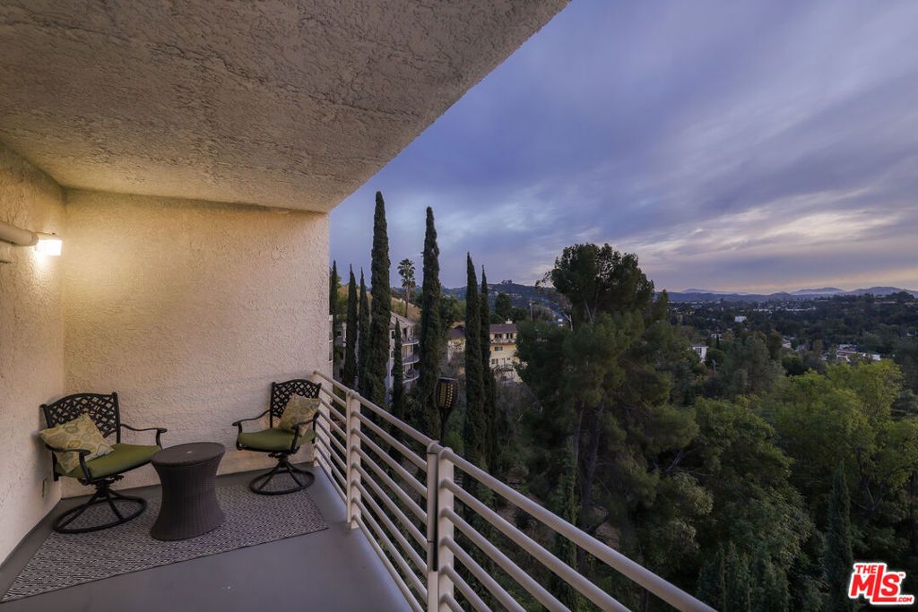 Image 47 of property listing at 5045 Calatrana Drive, Woodland Hills, CA 91364