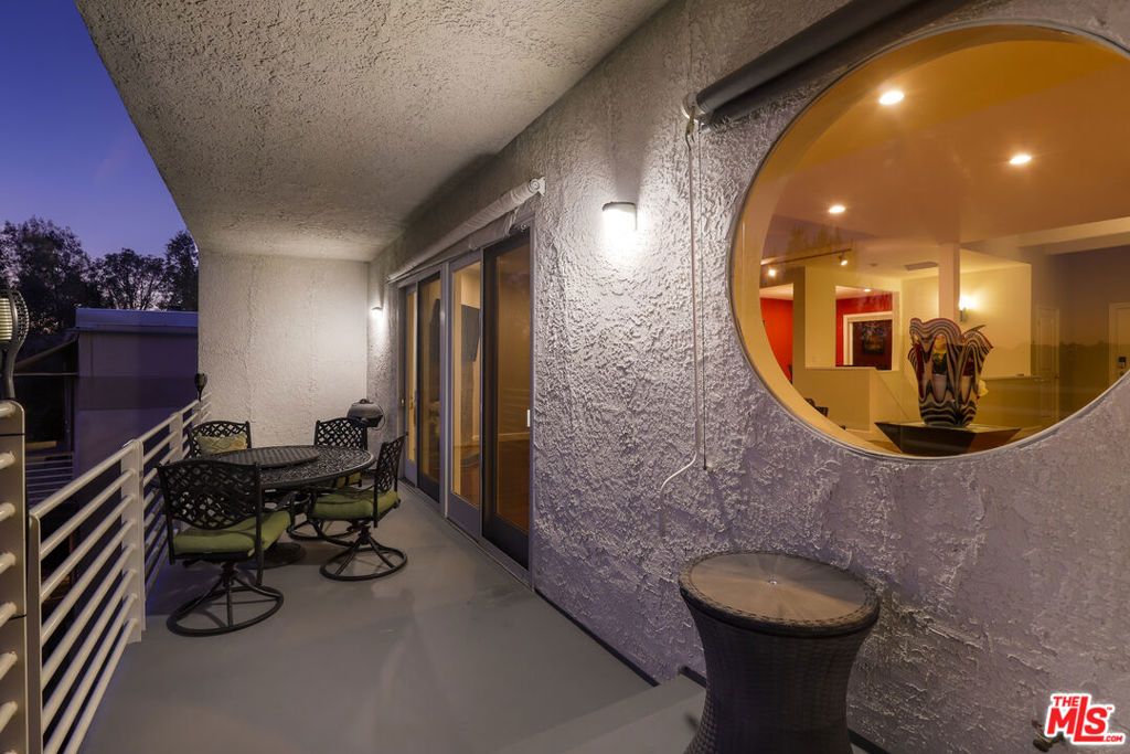 Image 48 of property listing at 5045 Calatrana Drive, Woodland Hills, CA 91364