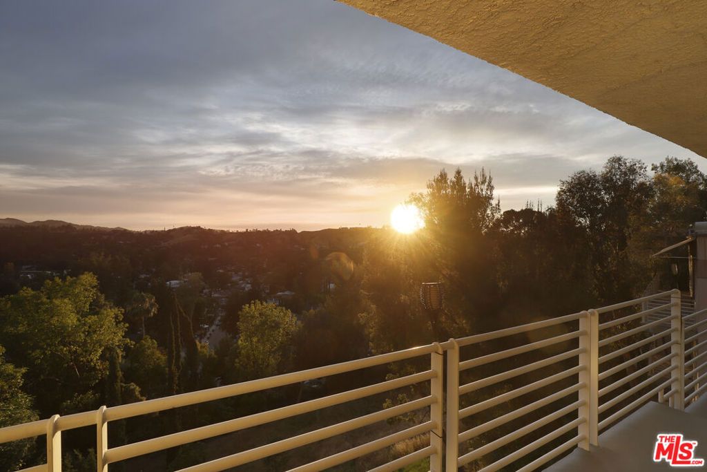 Image 49 of property listing at 5045 Calatrana Drive, Woodland Hills, CA 91364