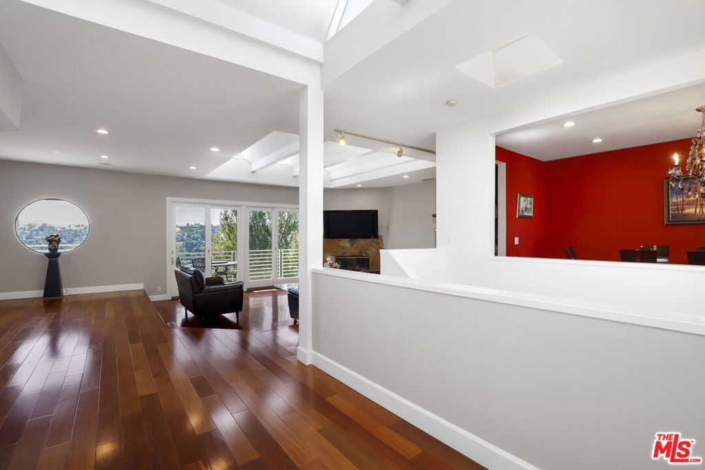 Image 5 of property listing at 5045 Calatrana Drive, Woodland Hills, CA 91364