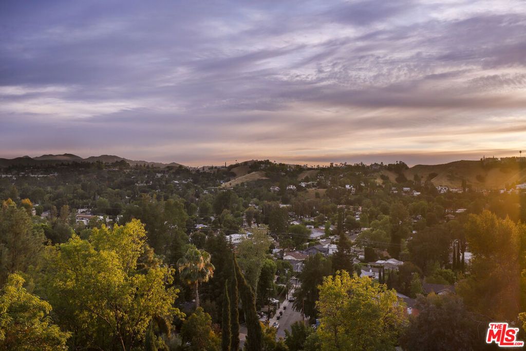 Image 51 of property listing at 5045 Calatrana Drive, Woodland Hills, CA 91364