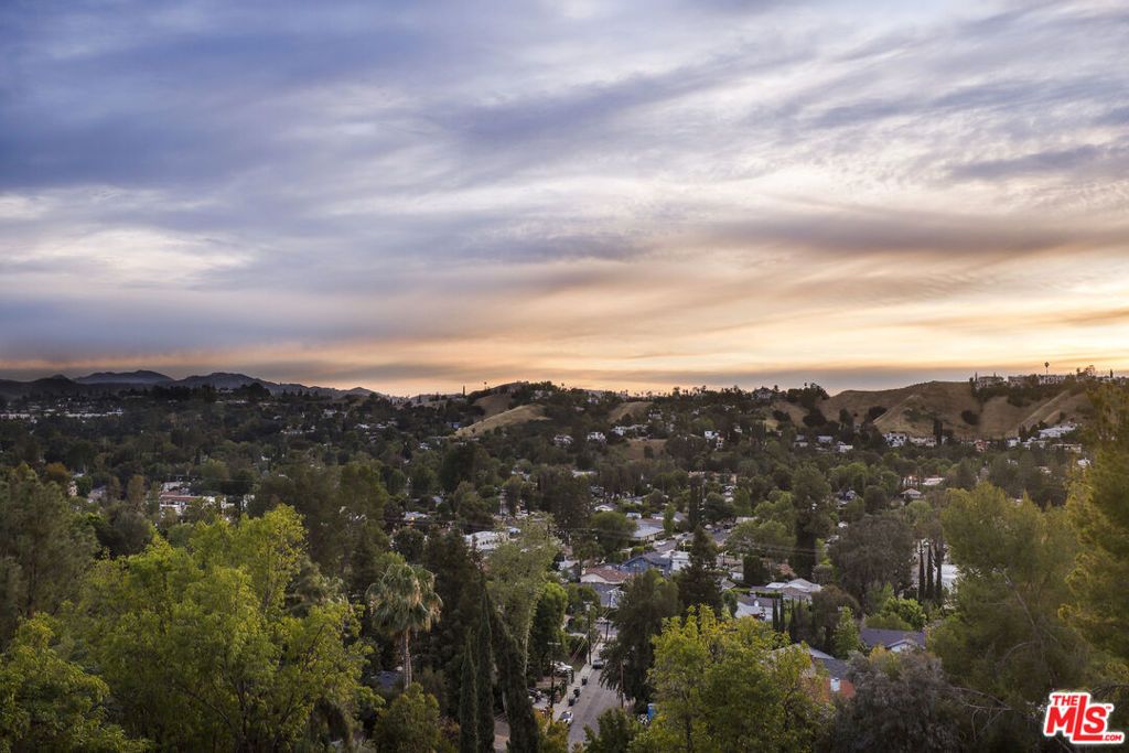 Image 52 of property listing at 5045 Calatrana Drive, Woodland Hills, CA 91364