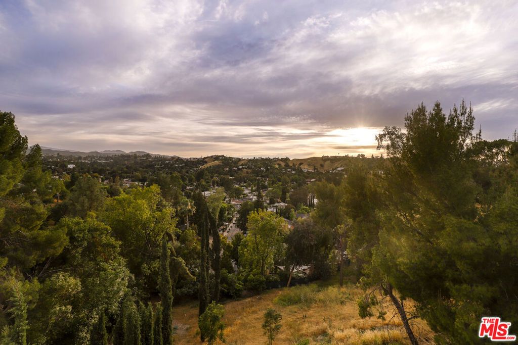 Image 53 of property listing at 5045 Calatrana Drive, Woodland Hills, CA 91364