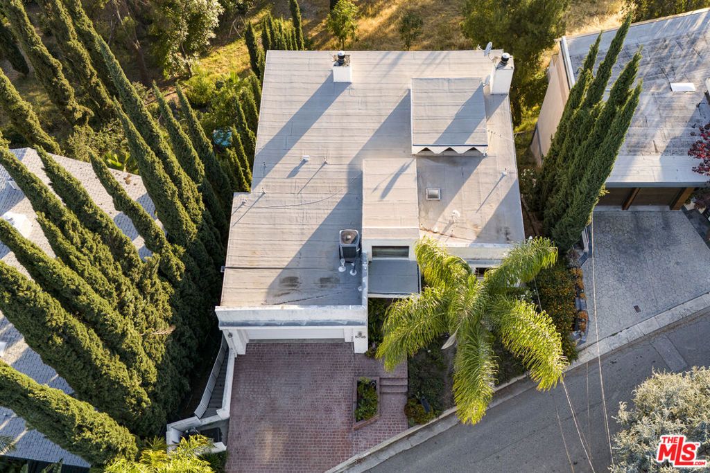 Image 54 of property listing at 5045 Calatrana Drive, Woodland Hills, CA 91364