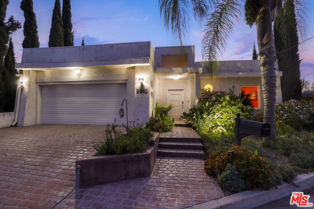 Image 55 of property listing at 5045 Calatrana Drive, Woodland Hills, CA 91364