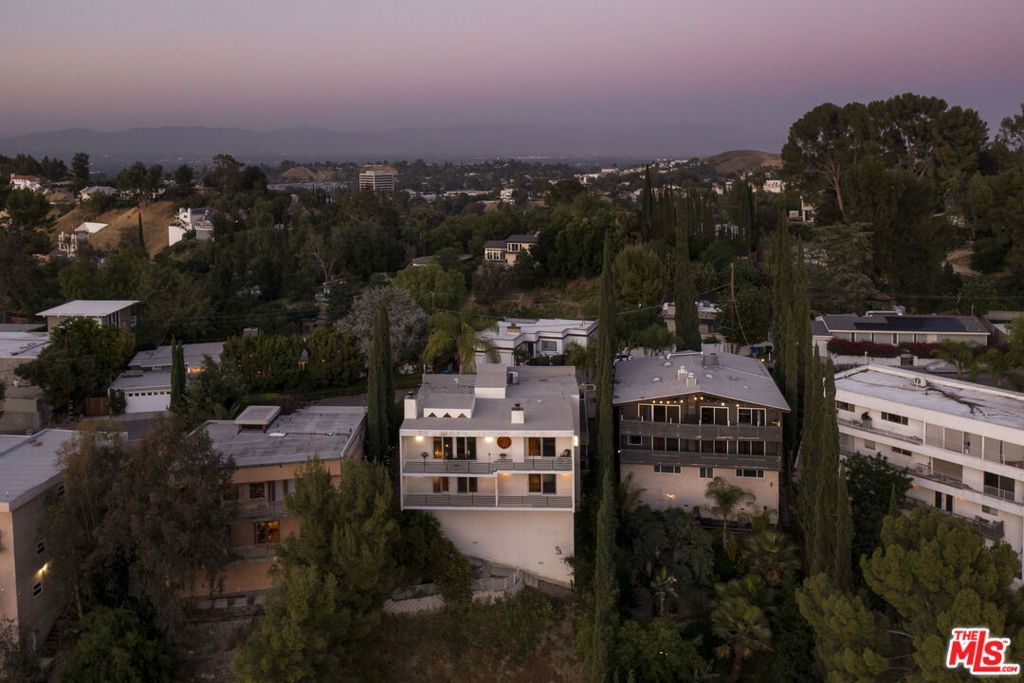 Image 56 of property listing at 5045 Calatrana Drive, Woodland Hills, CA 91364