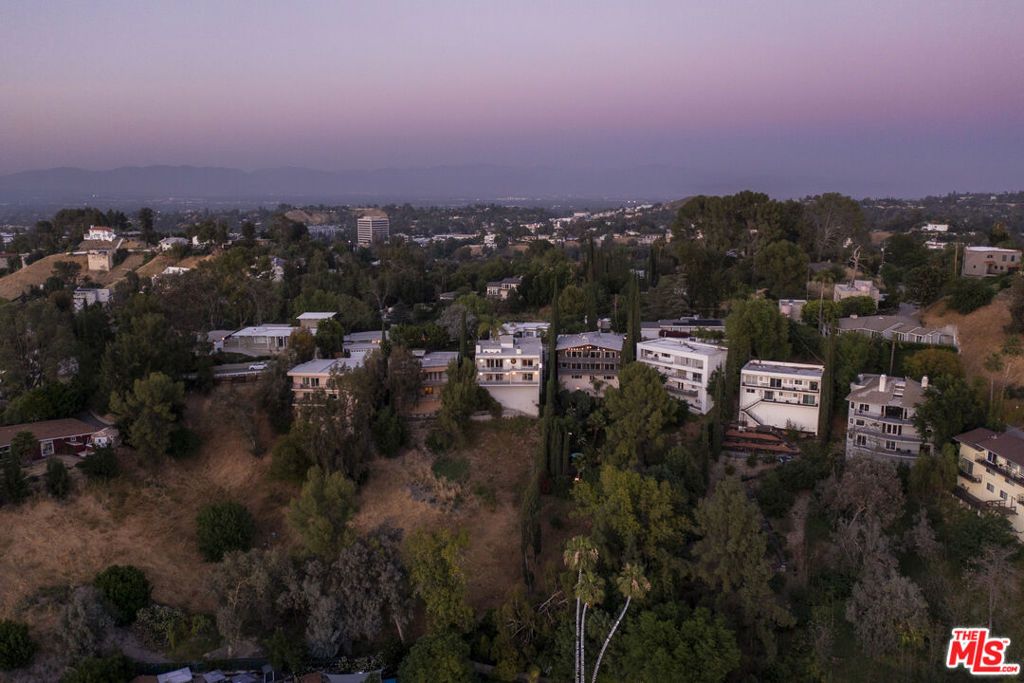 Image 58 of property listing at 5045 Calatrana Drive, Woodland Hills, CA 91364