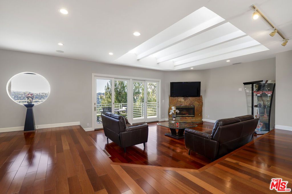 Image 6 of property listing at 5045 Calatrana Drive, Woodland Hills, CA 91364