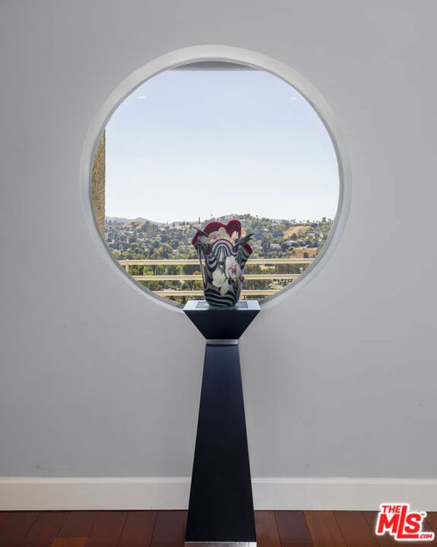 Image 7 of property listing at 5045 Calatrana Drive, Woodland Hills, CA 91364