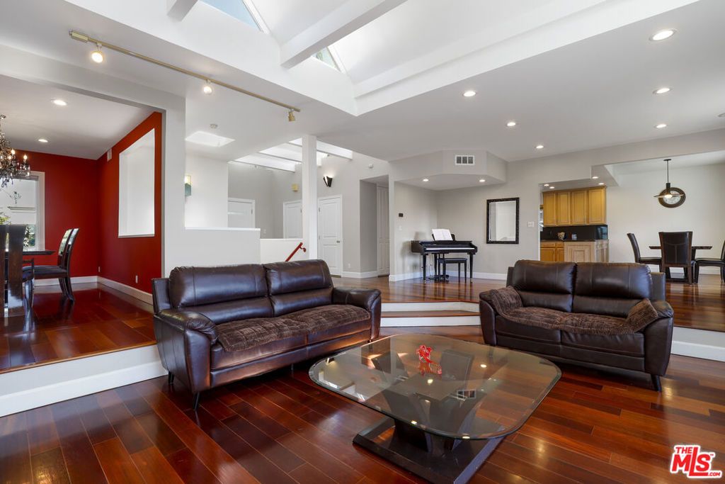 Image 8 of property listing at 5045 Calatrana Drive, Woodland Hills, CA 91364