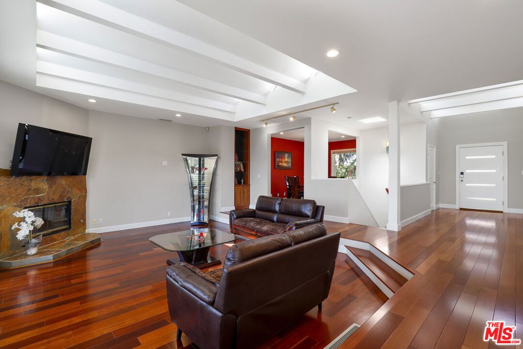 Image 9 of property listing at 5045 Calatrana Drive, Woodland Hills, CA 91364