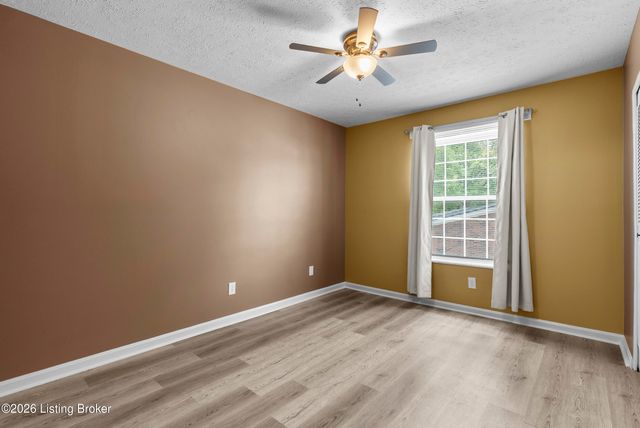 3008 Treeview Ct, Louisville, KY 40214