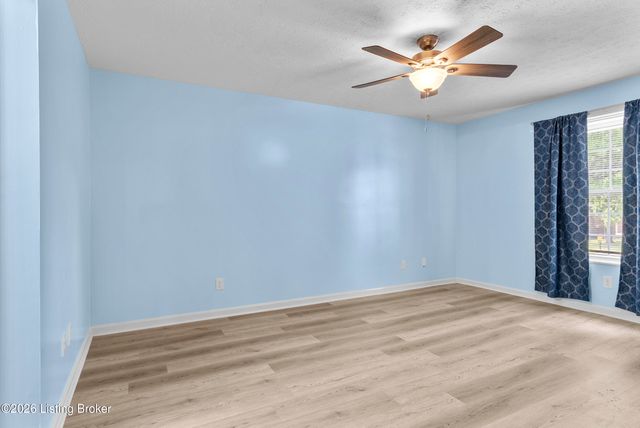 3008 Treeview Ct, Louisville, KY 40214