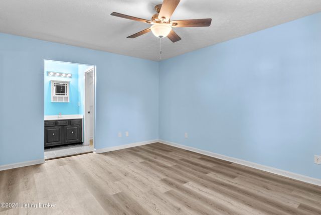 3008 Treeview Ct, Louisville, KY 40214