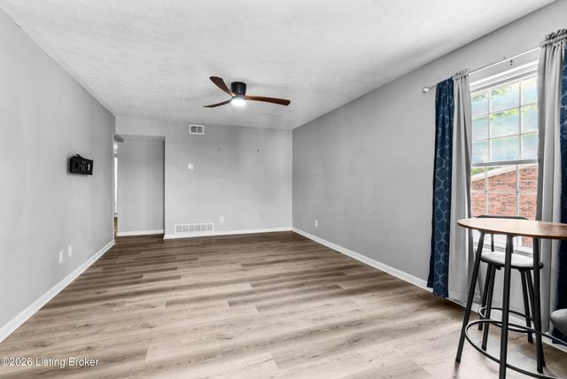 3008 Treeview Ct, Louisville, KY 40214