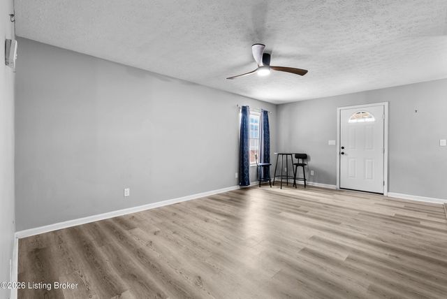 3008 Treeview Ct, Louisville, KY 40214
