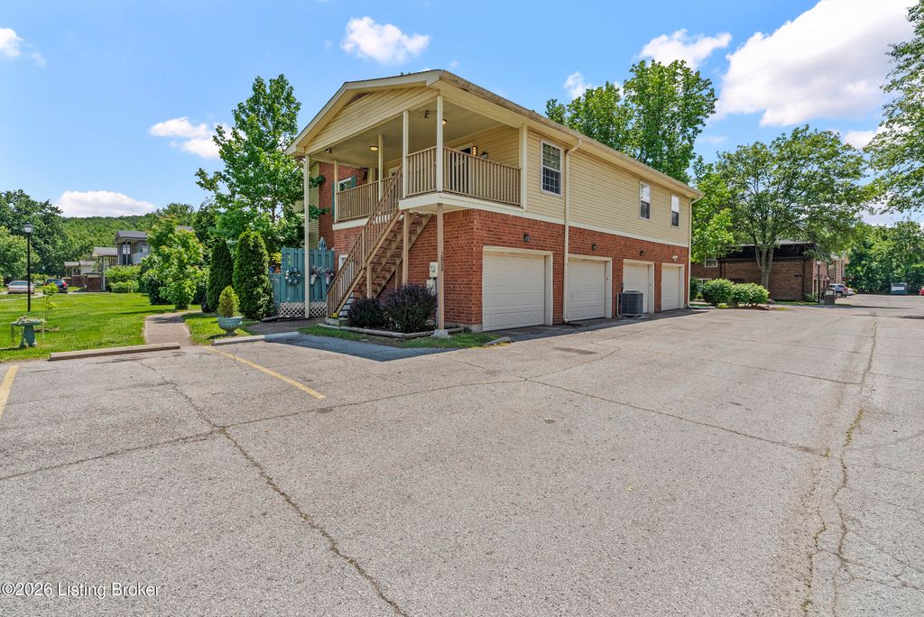 3008 Treeview Ct, Louisville, KY 40214