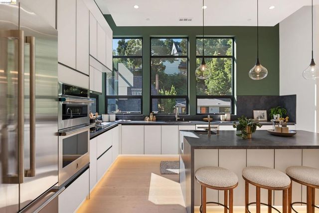 1675 Trestle Glen Rd, Oakland, CA 94610