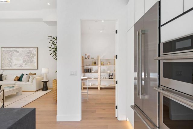 1675 Trestle Glen Rd, Oakland, CA 94610