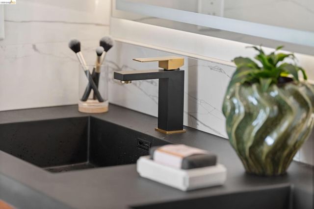 1675 Trestle Glen Rd, Oakland, CA 94610