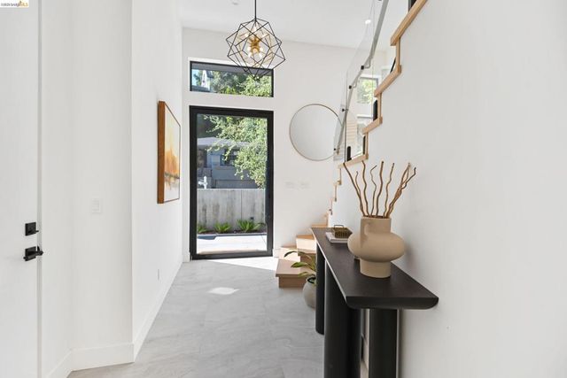 1675 Trestle Glen Rd, Oakland, CA 94610