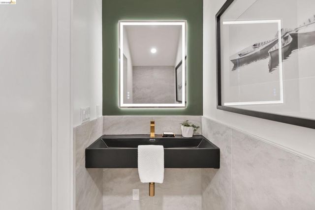 1675 Trestle Glen Rd, Oakland, CA 94610