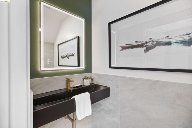 1675 Trestle Glen Rd, Oakland, CA 94610