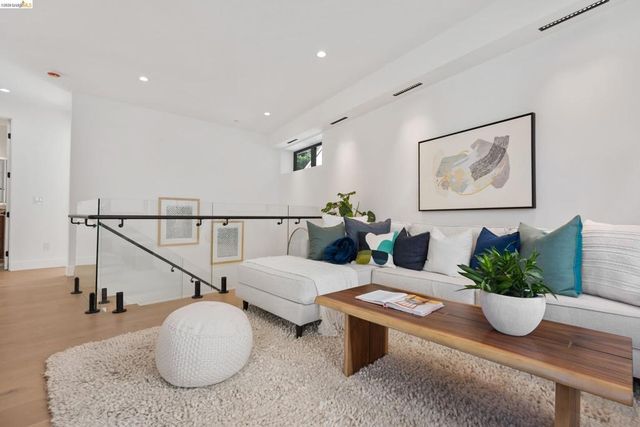 1675 Trestle Glen Rd, Oakland, CA 94610