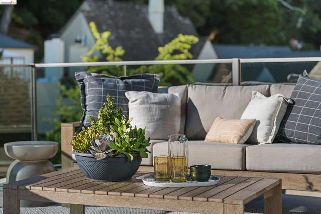 1675 Trestle Glen Rd, Oakland, CA 94610