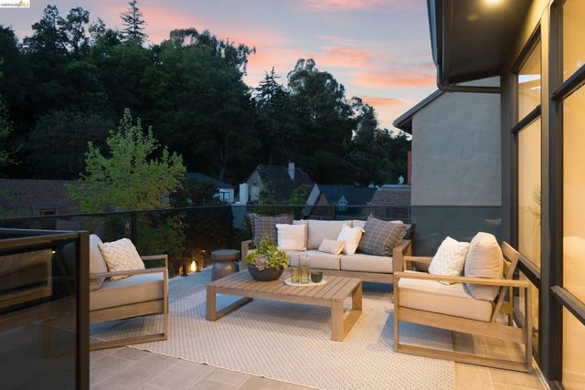 1675 Trestle Glen Rd, Oakland, CA 94610