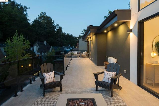 1675 Trestle Glen Rd, Oakland, CA 94610