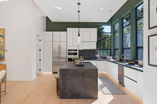 1675 Trestle Glen Rd, Oakland, CA 94610