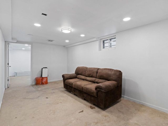 5549 N 33rd STREET, Milwaukee, WI 53209