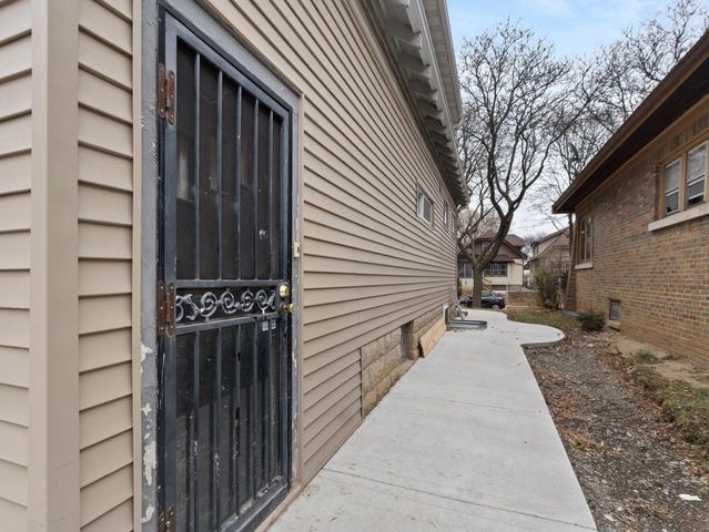 5549 N 33rd STREET, Milwaukee, WI 53209