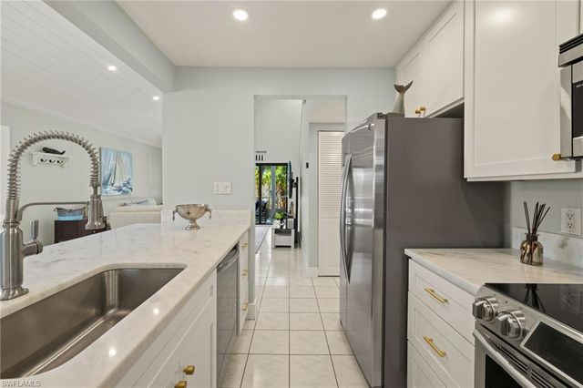 974 Greenwood CT S, Sanibel, FL 33957